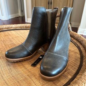 Sorel boots size 8.5 - New!